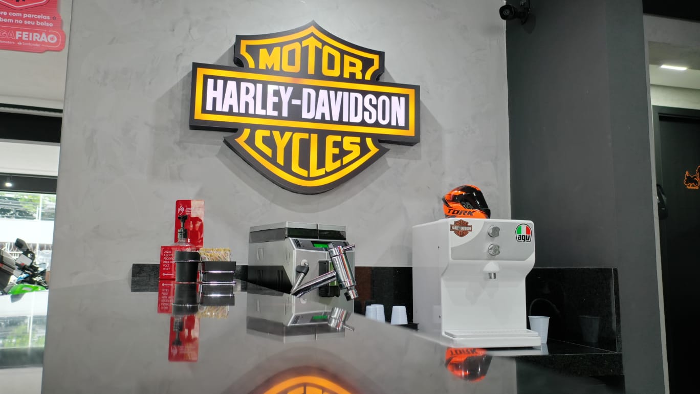Espaço do cliente com café na loja