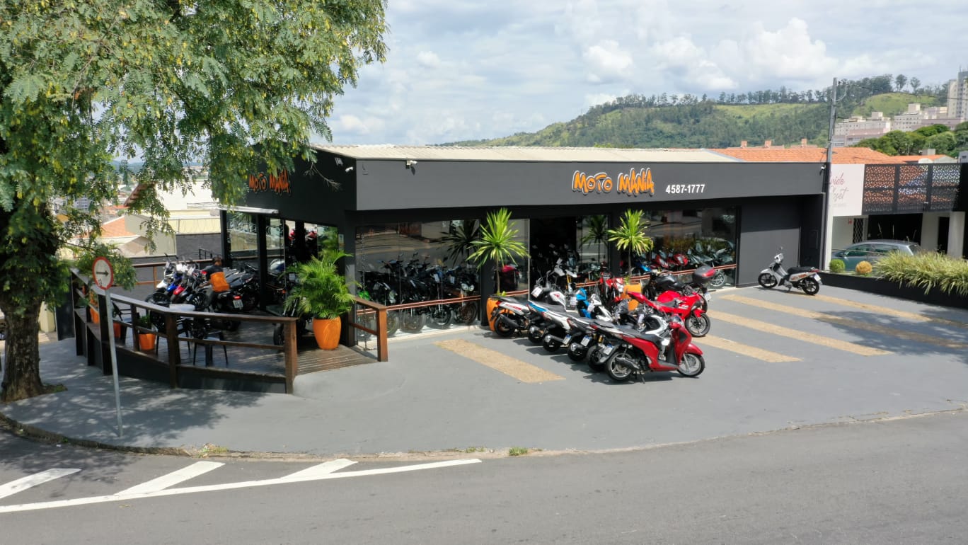 Frente da loja com as motos em exposição